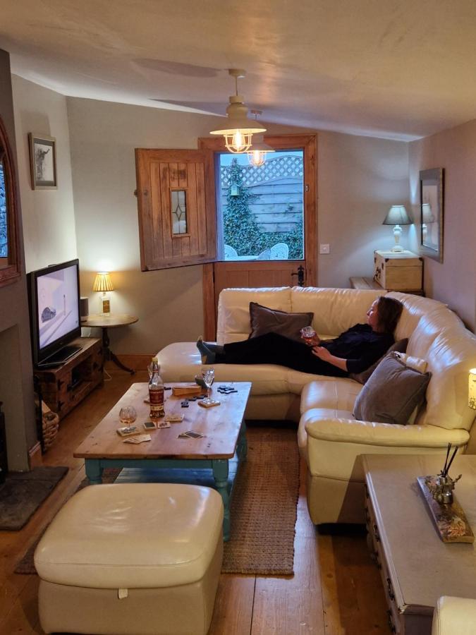 Fyne Byre - Barn Conversion With Hot Tub * Cairndow