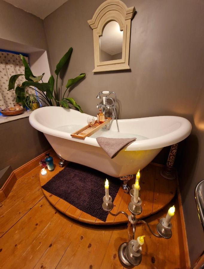 Fyne Byre - Barn Conversion With Hot Tub Cairndow