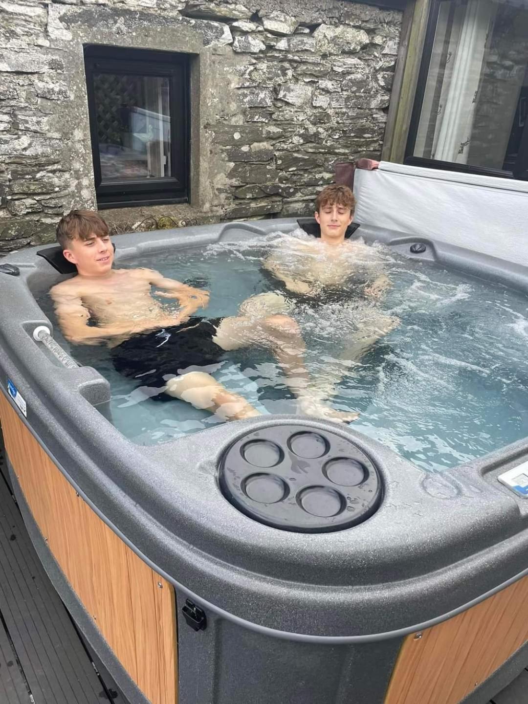 Fyne Byre - Barn Conversion With Hot Tub Cairndow