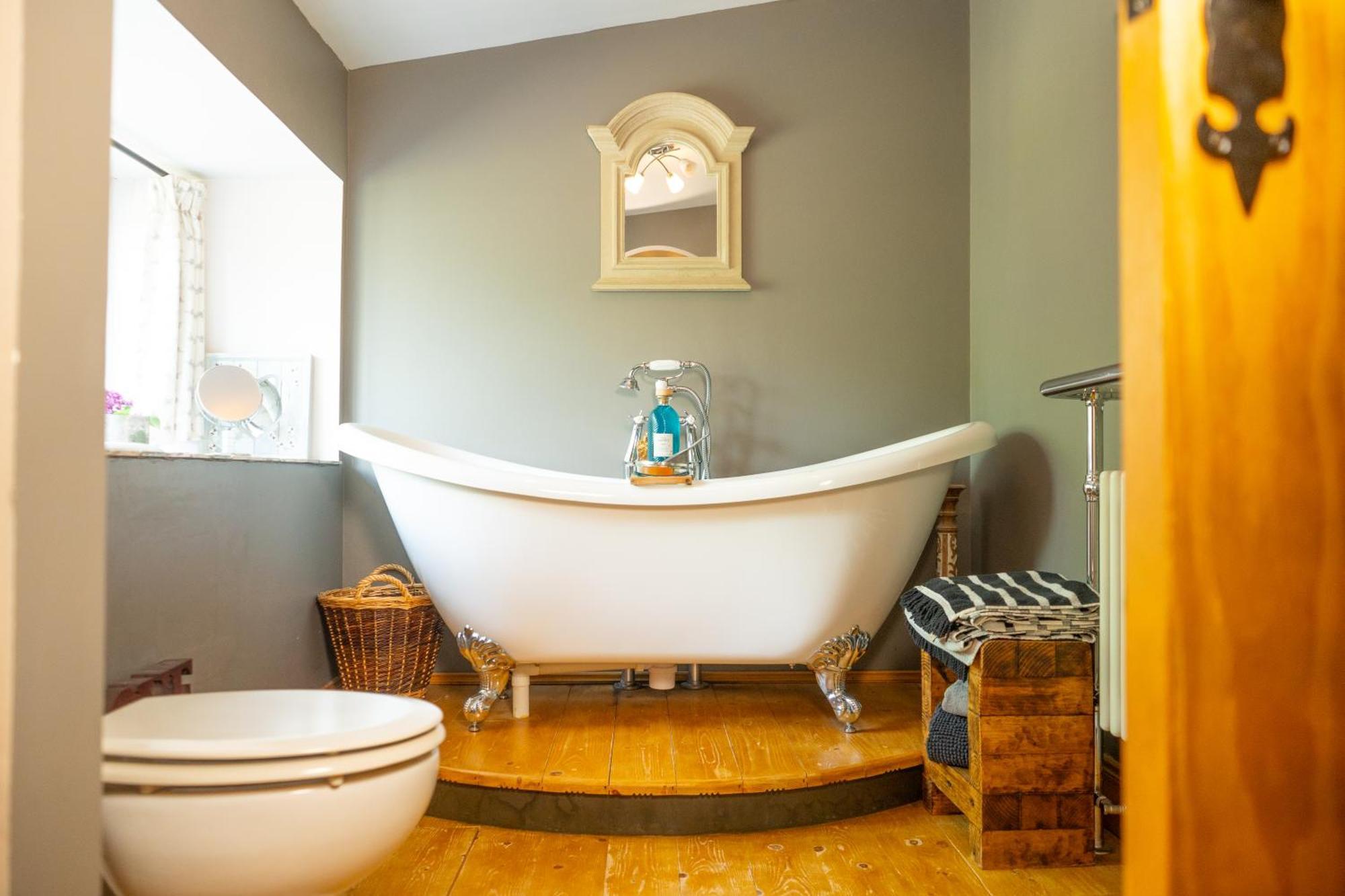 Fyne Byre - Barn Conversion With Hot Tub * Cairndow