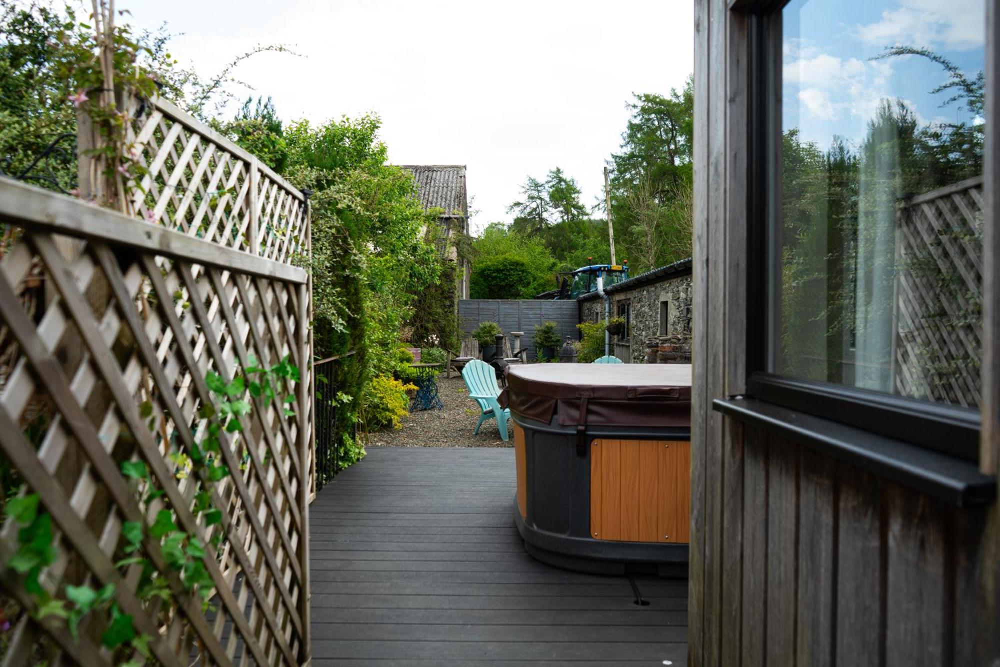 Fyne Byre - Barn Conversion With Hot Tub Cairndow