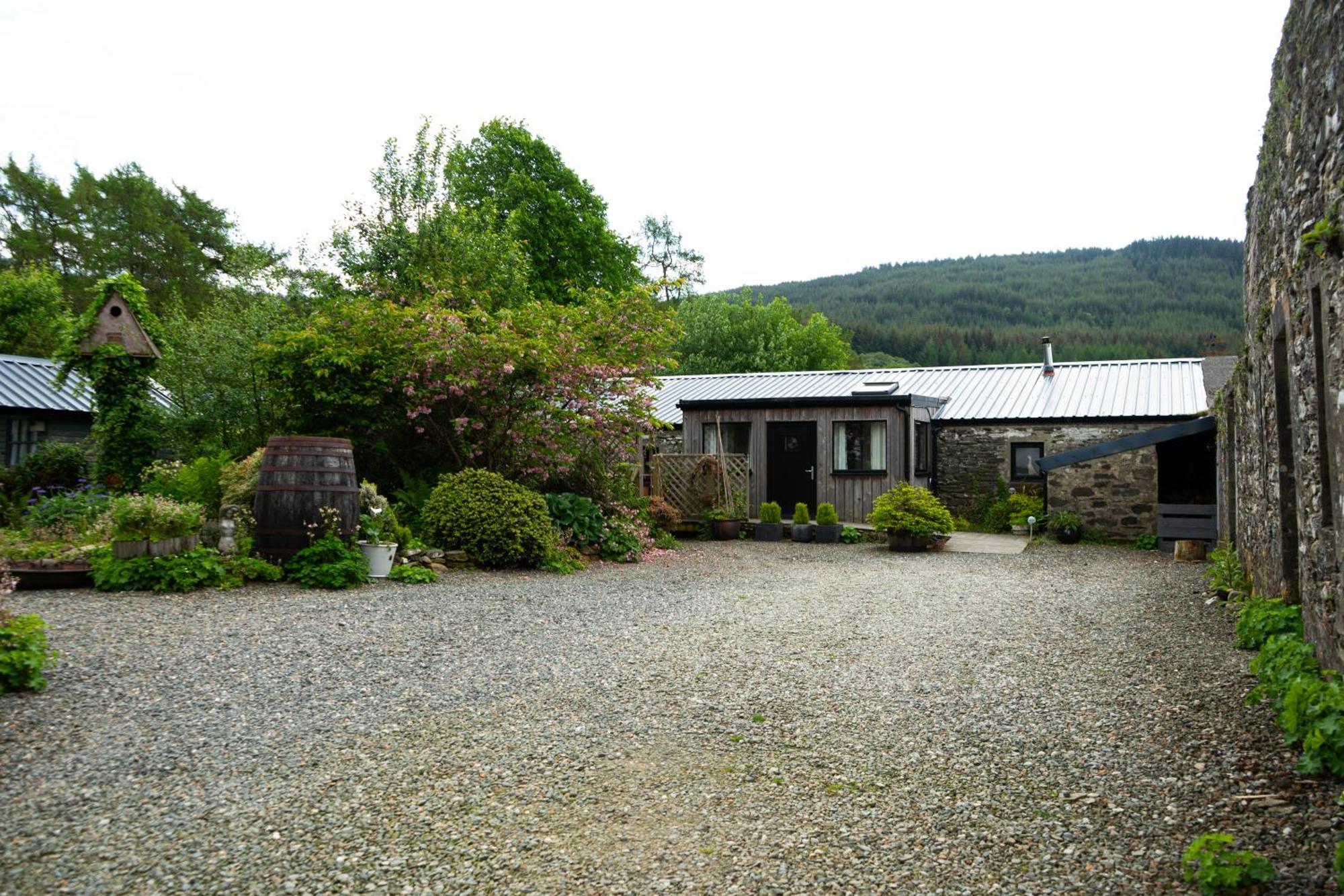 Landhuis Fyne Byre - Barn Conversion With Hot Tub Cairndow